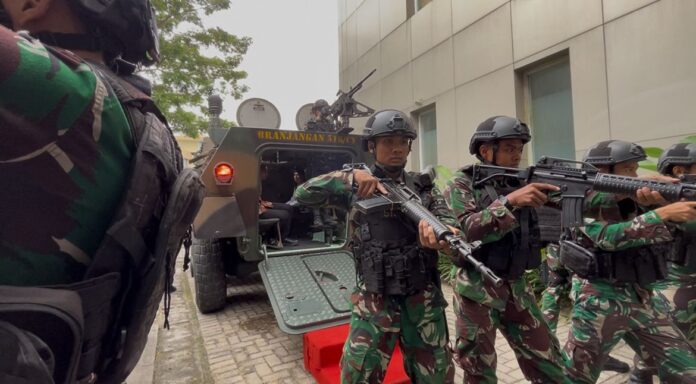 Simulasi Pengamanan VVIP di Aston Sidoarjo, Hotel Aman dan Siap Sambut Tamu Penting Negara (foto : ist) Simulasi Pengamanan VVIP di Aston Sidoarjo, Hotel Aman dan Siap Sambut Tamu Penting Negara (foto : ist)