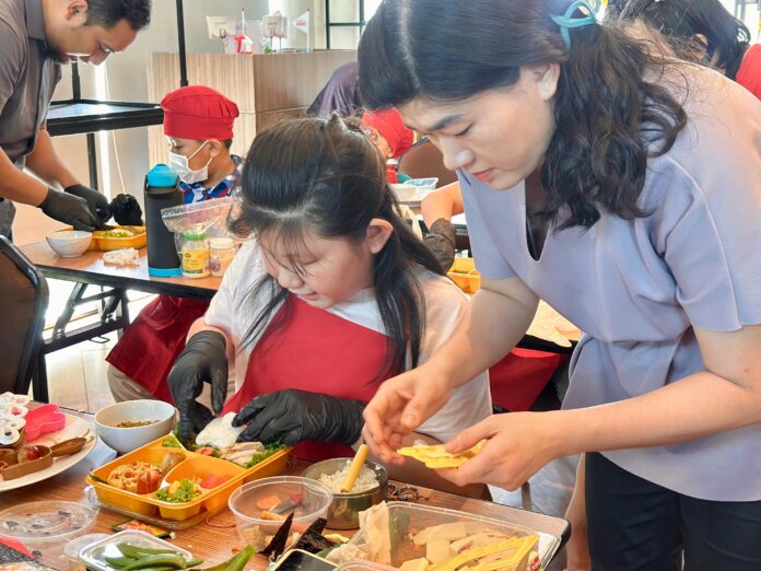 Kreasi Mie Sehat Warnai Hari Anak Nasional di Swiss-Belinn Airport Surabaya (foto : ist)
