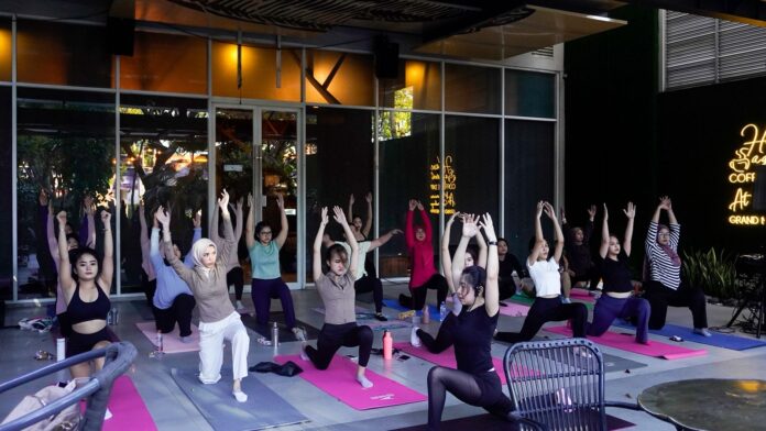 Sehat dan Harmonis : Mercure Surabaya Grand Mirama & Harsha Shala Hadirkan Yoga di Tengah Kota (foto : ist)